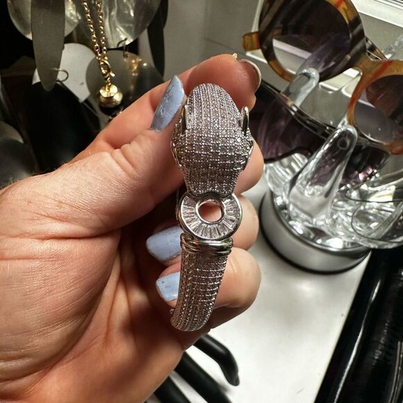 Elegant Silver Leopard Bangle - Picture 10 of 11